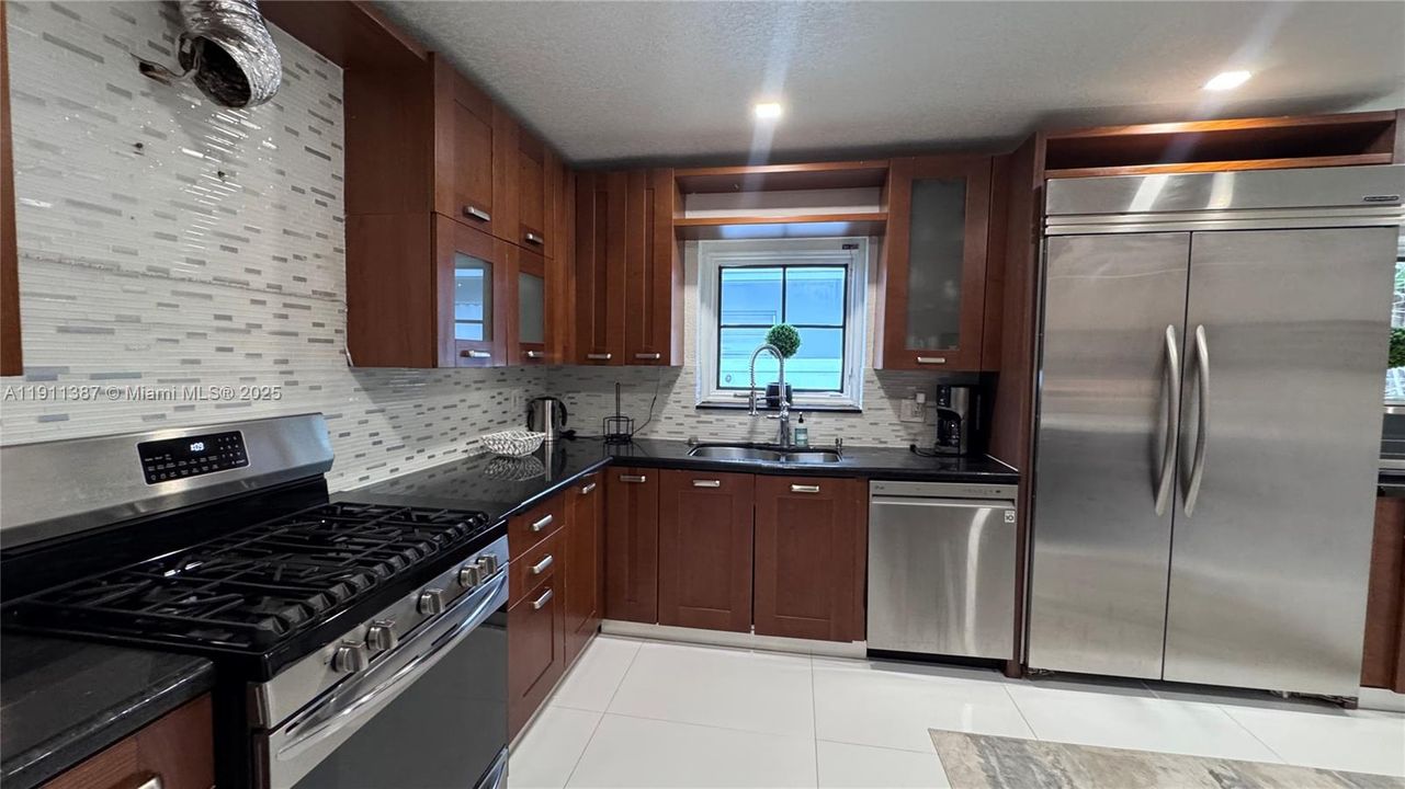 For Rent: $6,500 (4 beds, 2 baths, 2002 Square Feet)