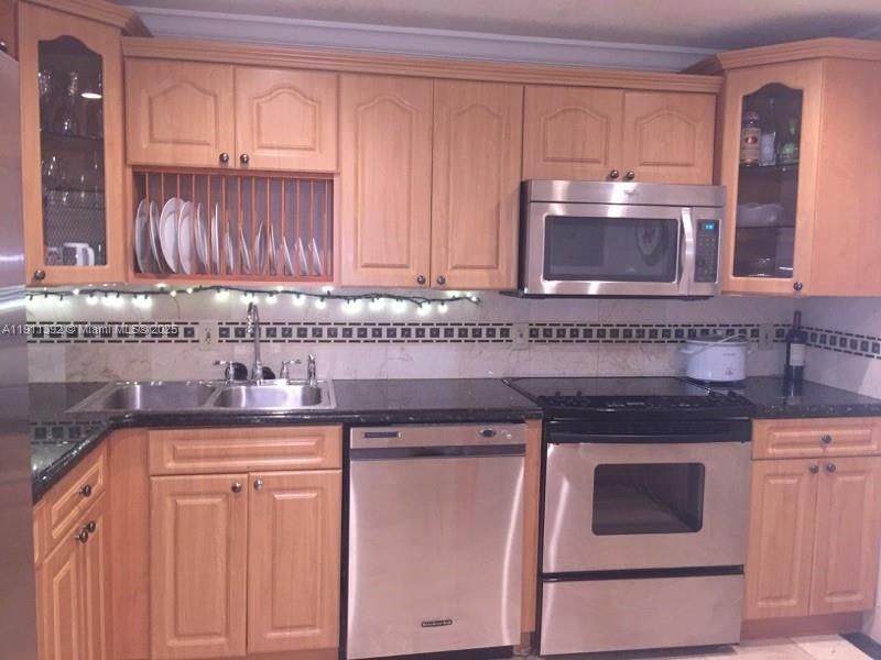 For Rent: $3,100 (2 beds, 2 baths, 1237 Square Feet)