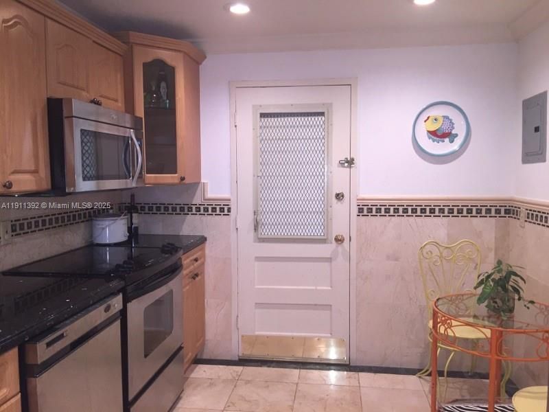For Rent: $3,100 (2 beds, 2 baths, 1237 Square Feet)