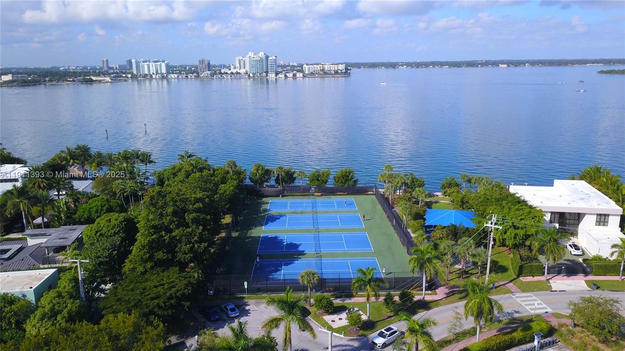 For Sale: $6,350,000 (6 beds, 6 baths, 6500 Square Feet)