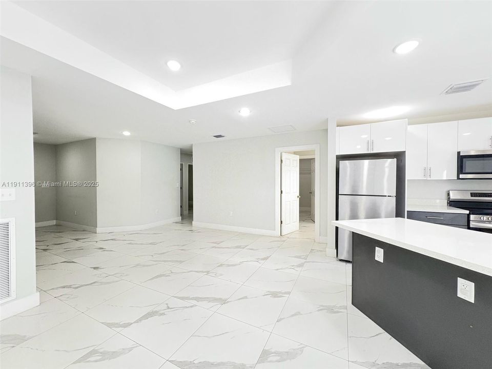 Active With Contract: $3,000 (3 beds, 2 baths, 1492 Square Feet)