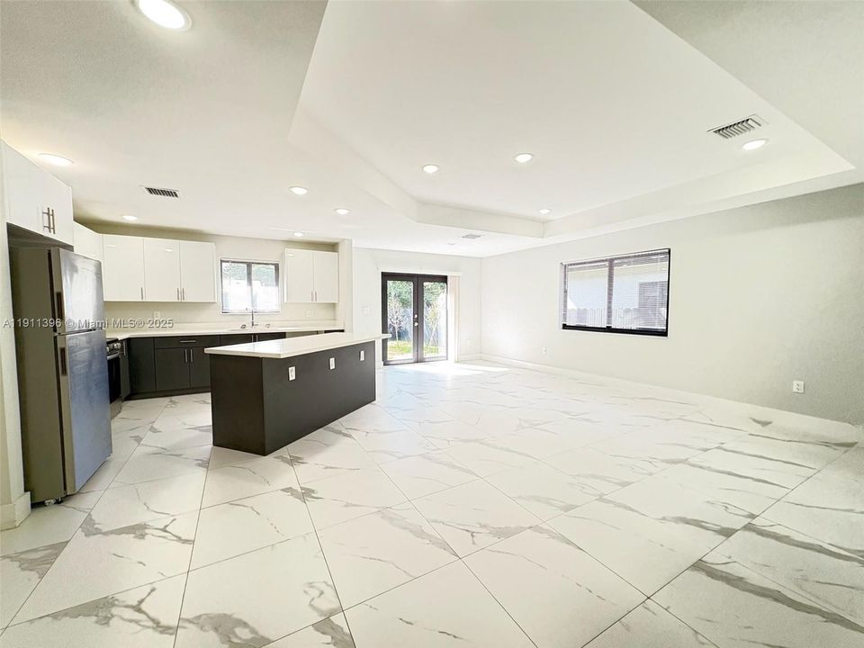 Active With Contract: $3,000 (3 beds, 2 baths, 1492 Square Feet)