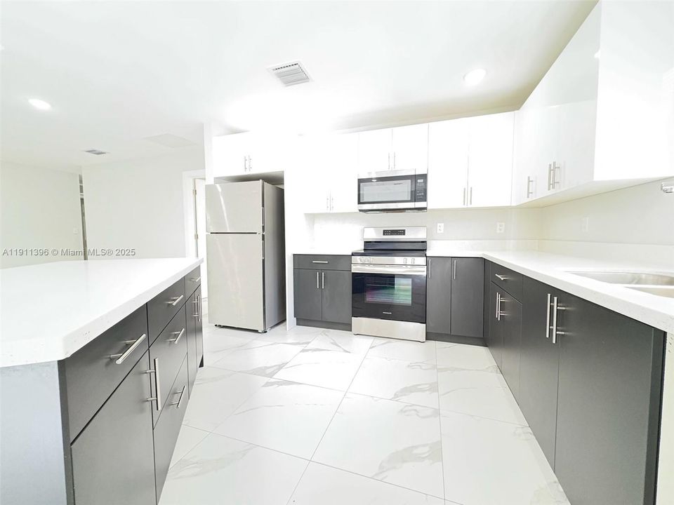 Active With Contract: $3,000 (3 beds, 2 baths, 1492 Square Feet)