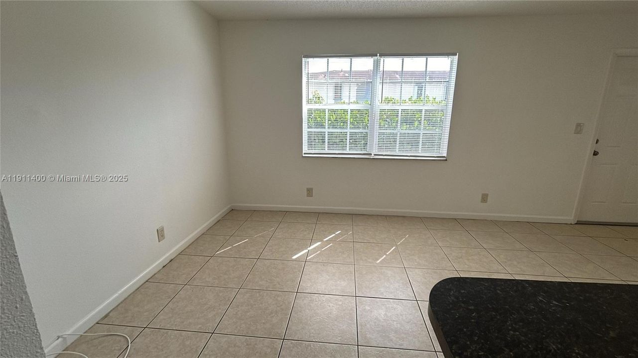 Active With Contract: $1,525 (1 beds, 1 baths, 600 Square Feet)