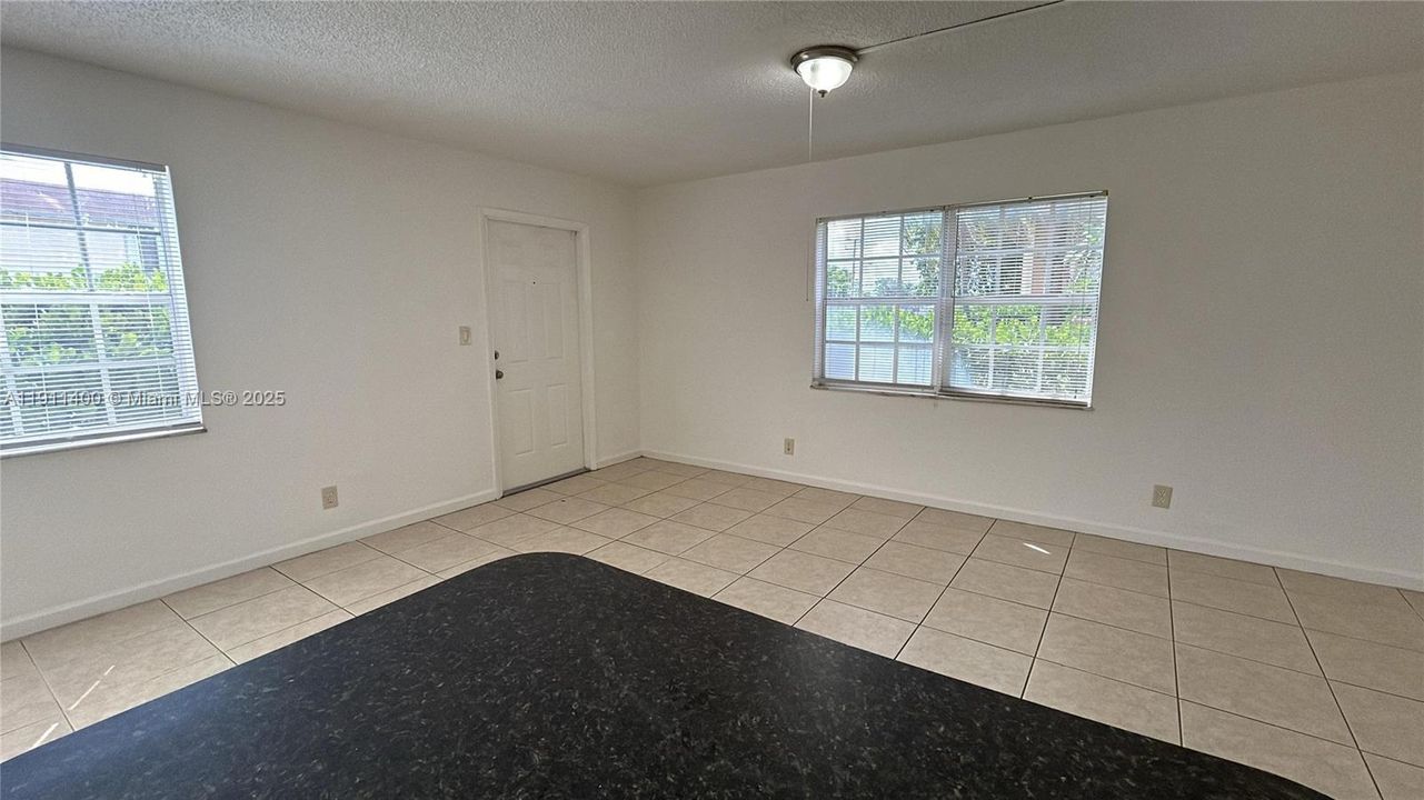 Active With Contract: $1,525 (1 beds, 1 baths, 600 Square Feet)