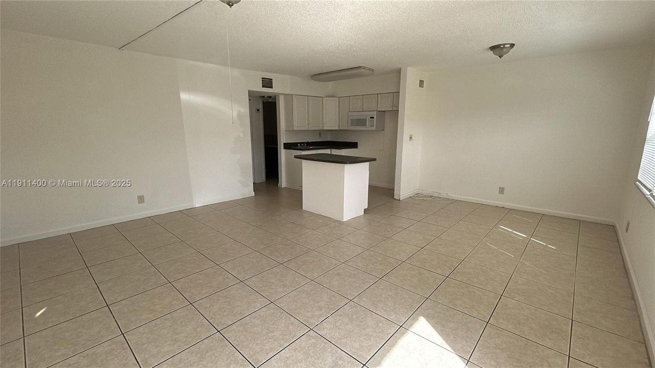 Active With Contract: $1,525 (1 beds, 1 baths, 600 Square Feet)