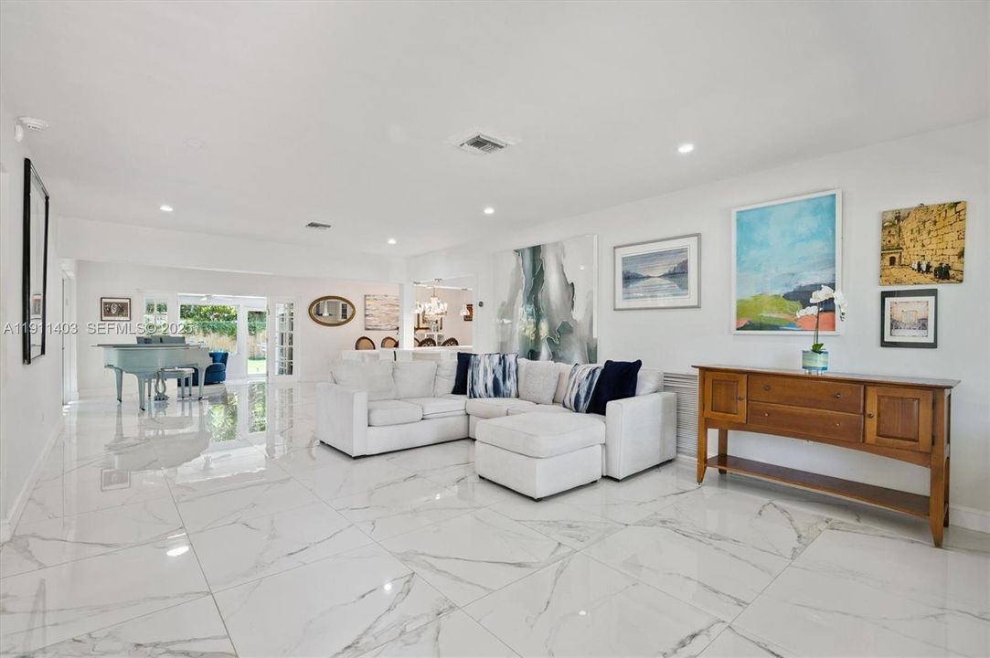 En Venta: $1,395,000 (5 camas, 3 baños, 2266 Pies cuadrados)