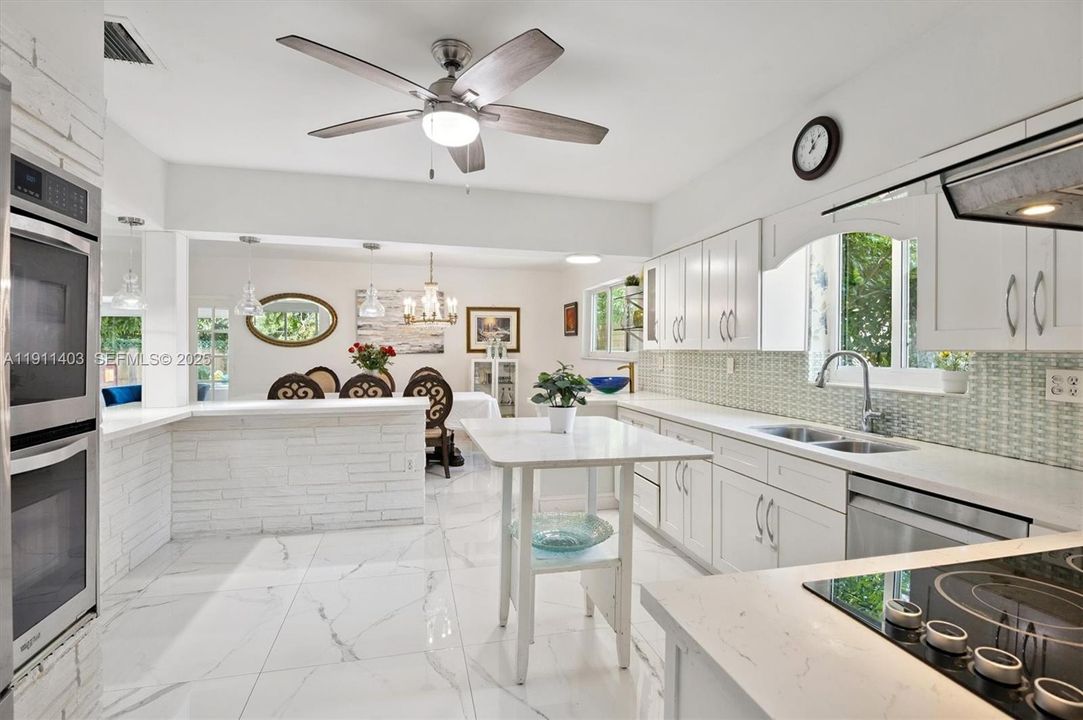 En Venta: $1,395,000 (5 camas, 3 baños, 2266 Pies cuadrados)