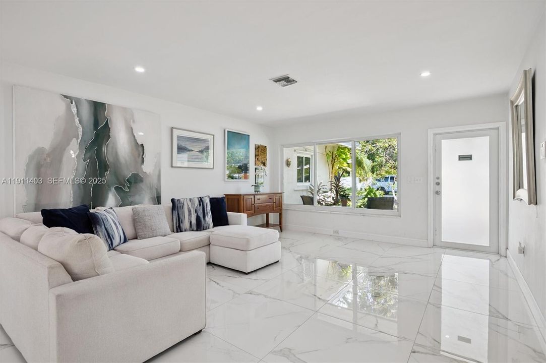 En Venta: $1,395,000 (5 camas, 3 baños, 2266 Pies cuadrados)