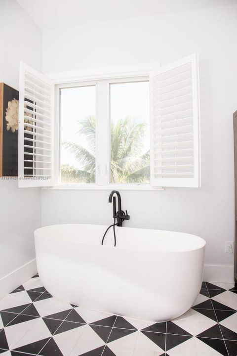 For Sale: $3,975,000 (4 beds, 4 baths, 3451 Square Feet)