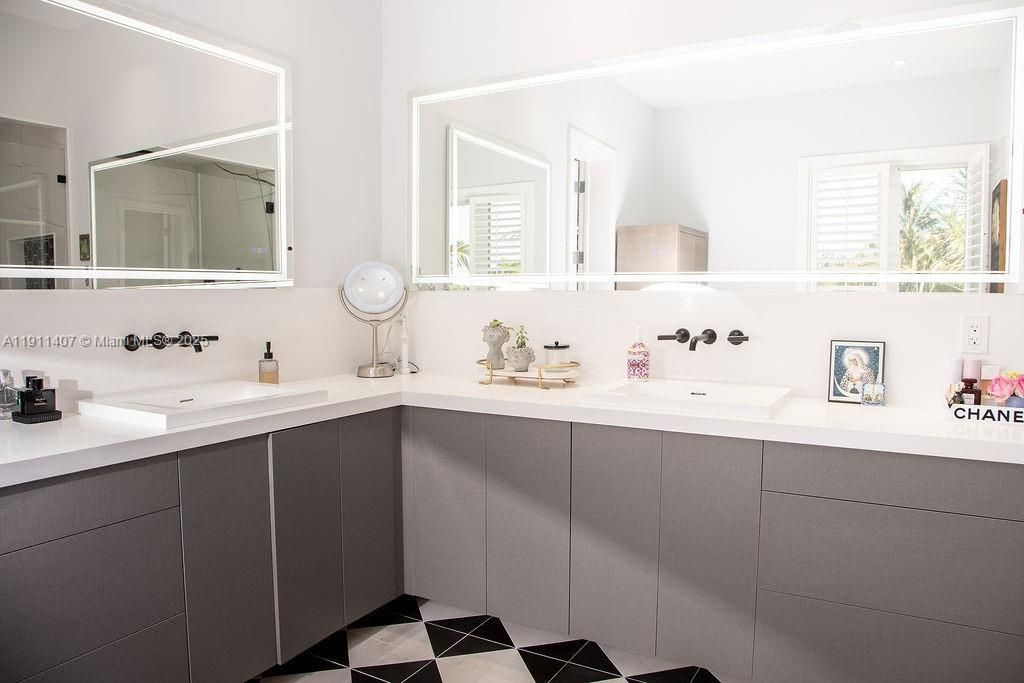 For Sale: $3,975,000 (4 beds, 4 baths, 3451 Square Feet)