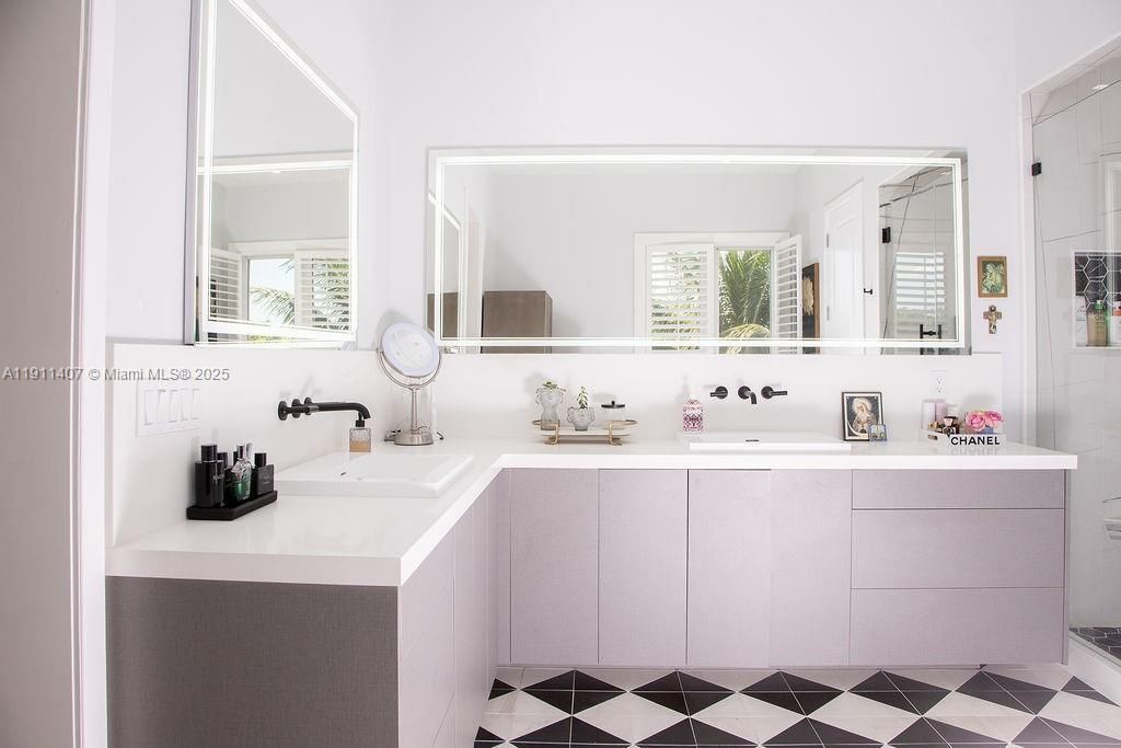 For Sale: $3,975,000 (4 beds, 4 baths, 3451 Square Feet)