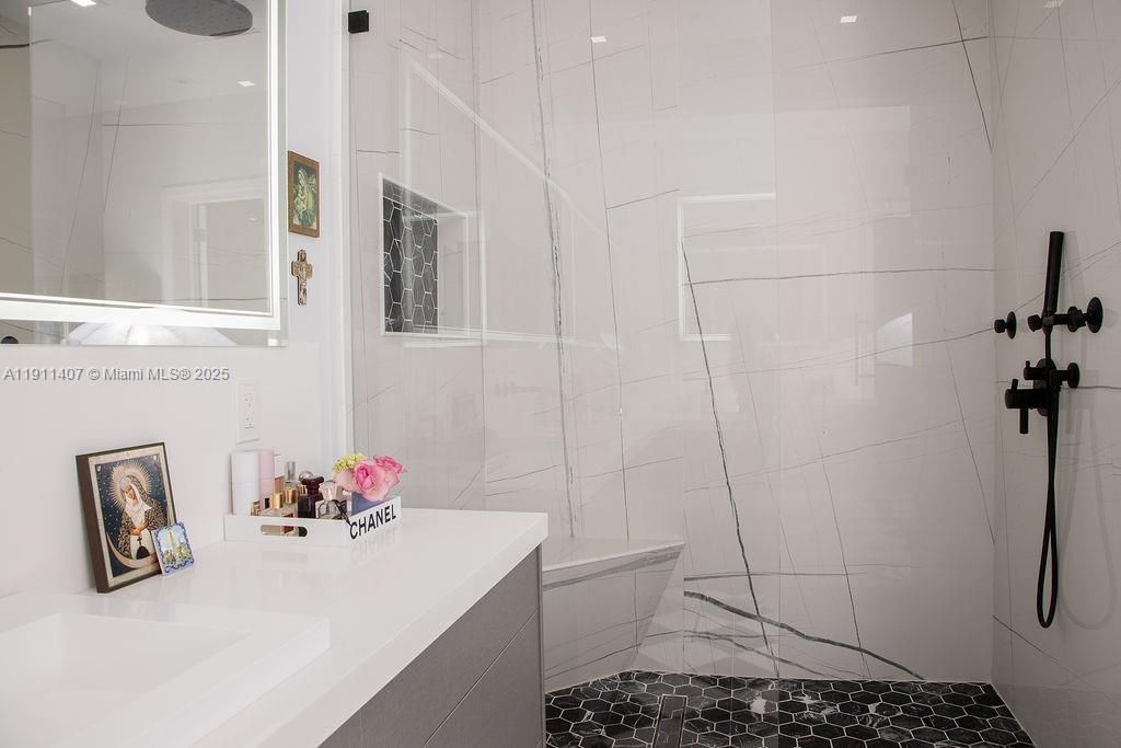 For Sale: $3,975,000 (4 beds, 4 baths, 3451 Square Feet)