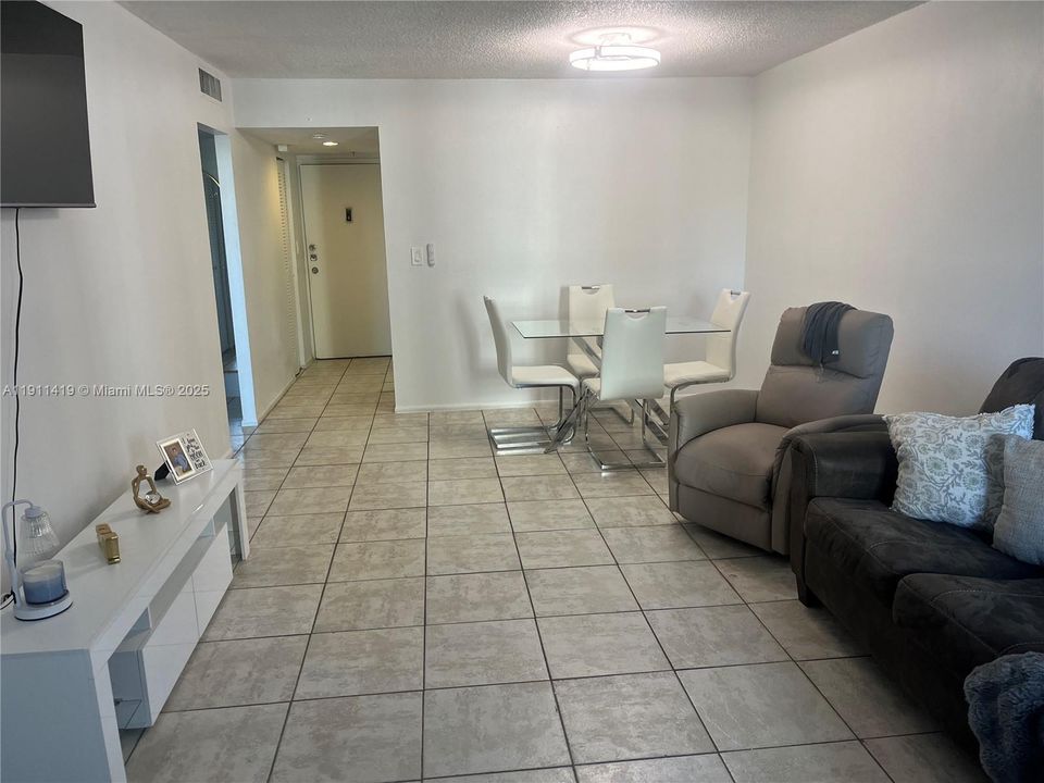 For Sale: $212,000 (1 beds, 1 baths, 712 Square Feet)