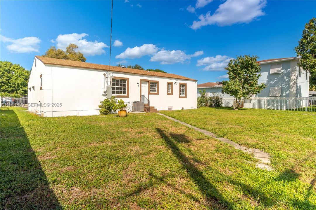 For Sale: $535,000 (3 beds, 2 baths, 1075 Square Feet)