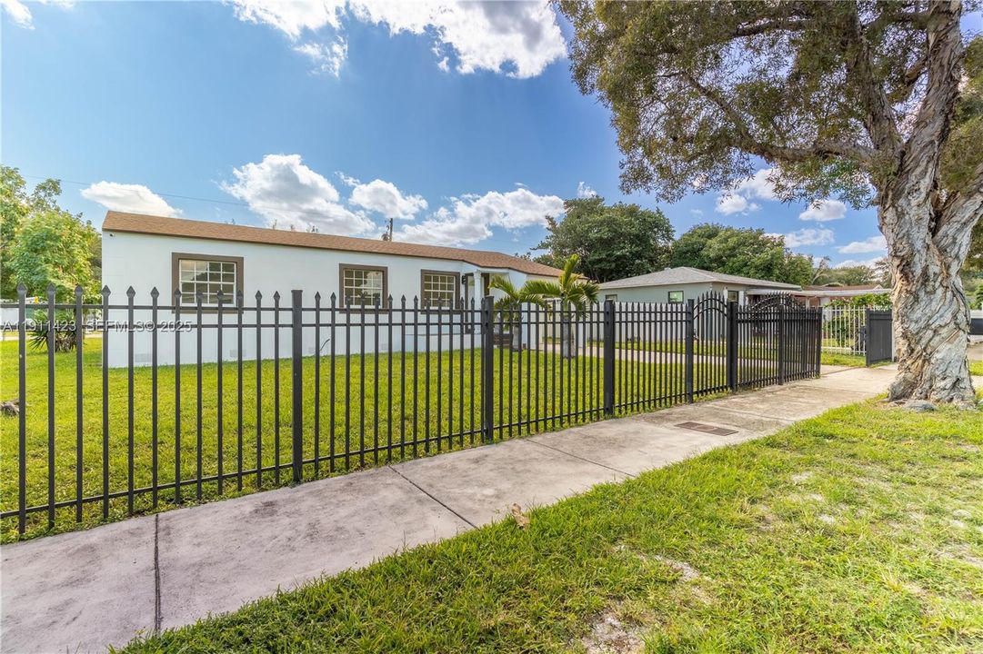 For Sale: $535,000 (3 beds, 2 baths, 1075 Square Feet)