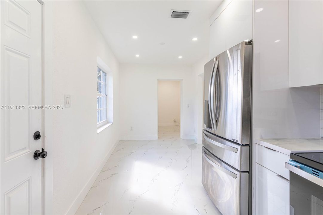 For Sale: $535,000 (3 beds, 2 baths, 1075 Square Feet)