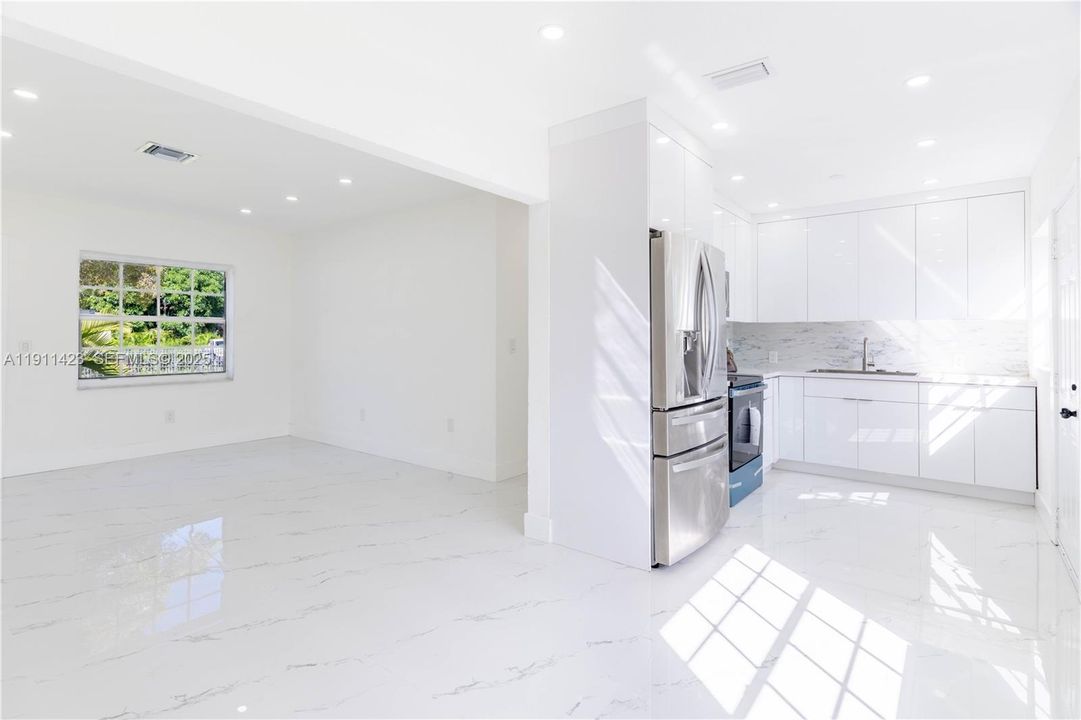 For Sale: $535,000 (3 beds, 2 baths, 1075 Square Feet)