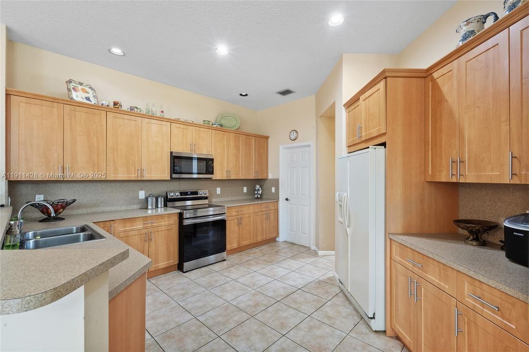 For Sale: $1,375,000 (4 beds, 3 baths, 2740 Square Feet)