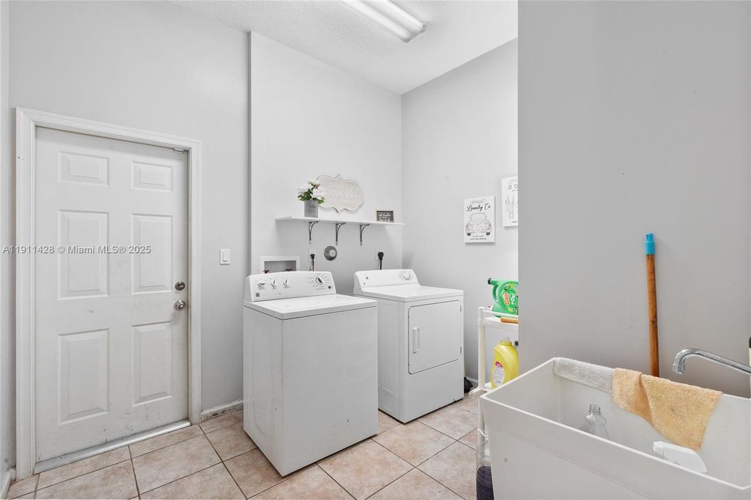 For Sale: $1,375,000 (4 beds, 3 baths, 2740 Square Feet)