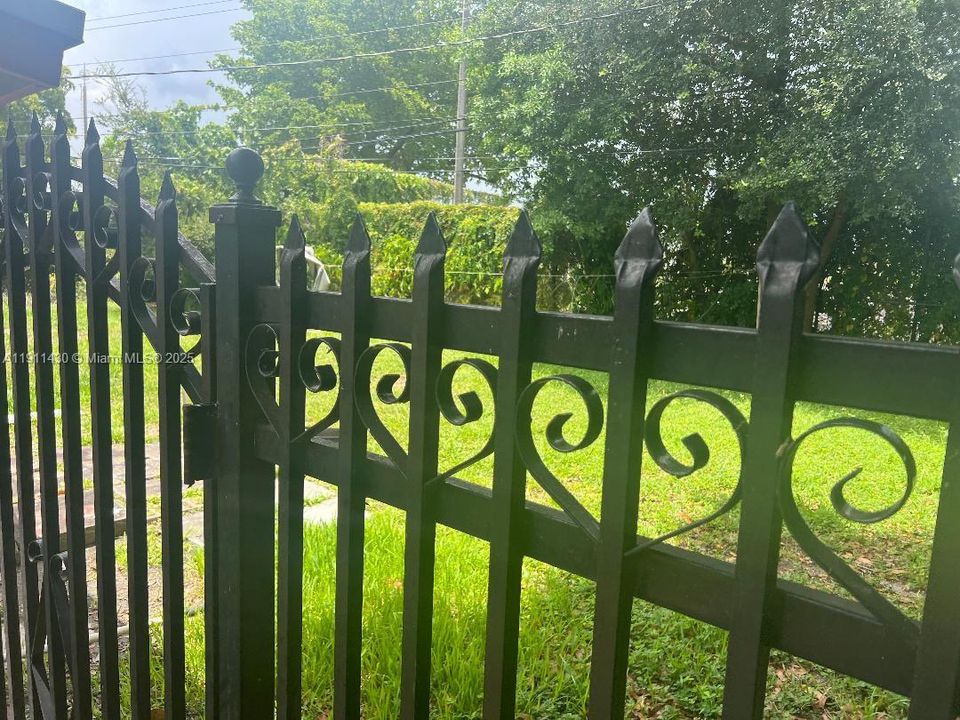 Active With Contract: $400,000 (3 beds, 1 baths, 888 Square Feet)