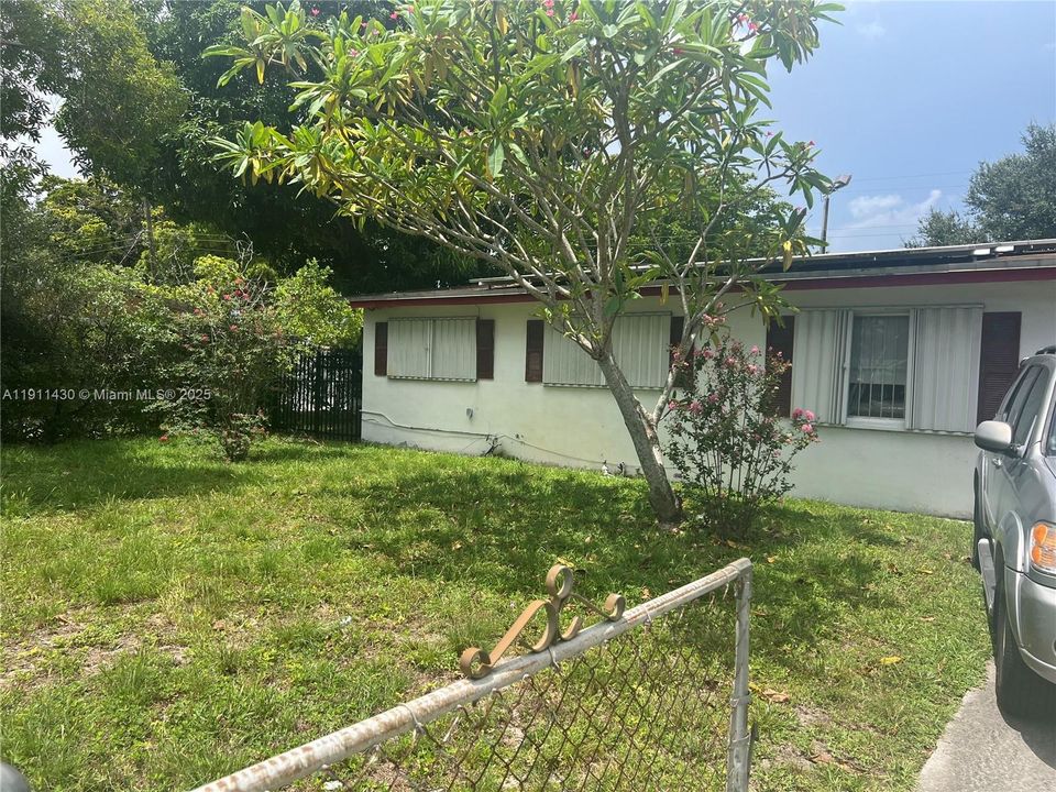 Active With Contract: $400,000 (3 beds, 1 baths, 888 Square Feet)