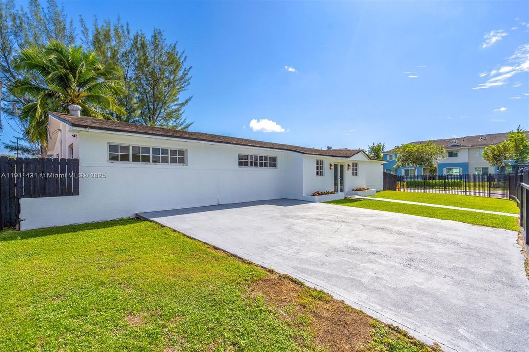 Active With Contract: $650,000 (4 beds, 3 baths, 1985 Square Feet)