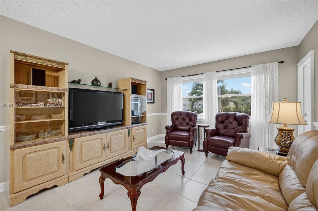 待售: $97,500 (1 贝兹, 1 浴室, 684 平方英尺)