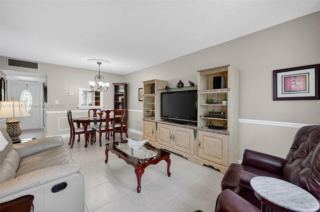 待售: $97,500 (1 贝兹, 1 浴室, 684 平方英尺)