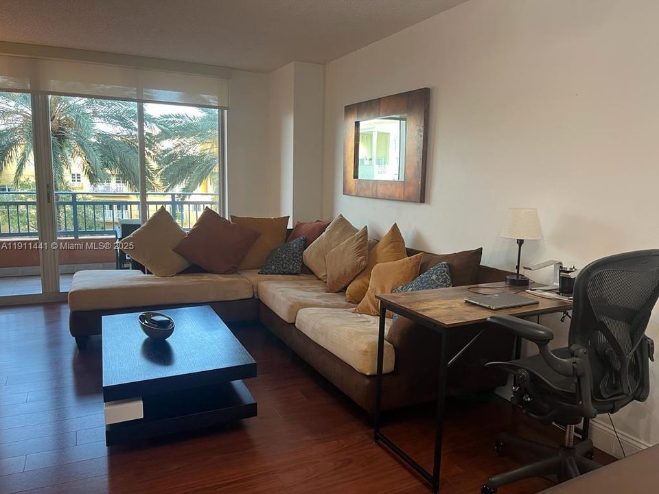 Active With Contract: $4,200 (1 beds, 1 baths, 740 Square Feet)