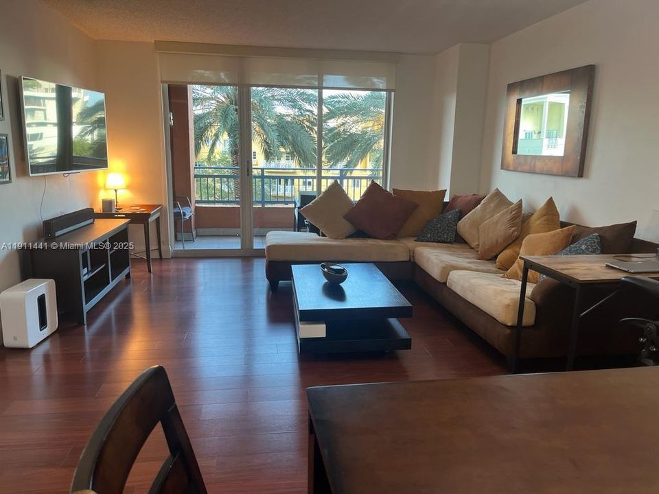 Active With Contract: $4,200 (1 beds, 1 baths, 740 Square Feet)