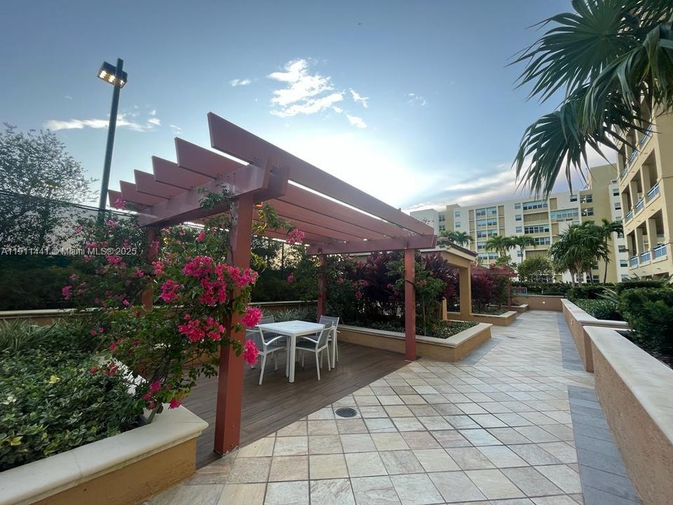 Active With Contract: $4,200 (1 beds, 1 baths, 740 Square Feet)