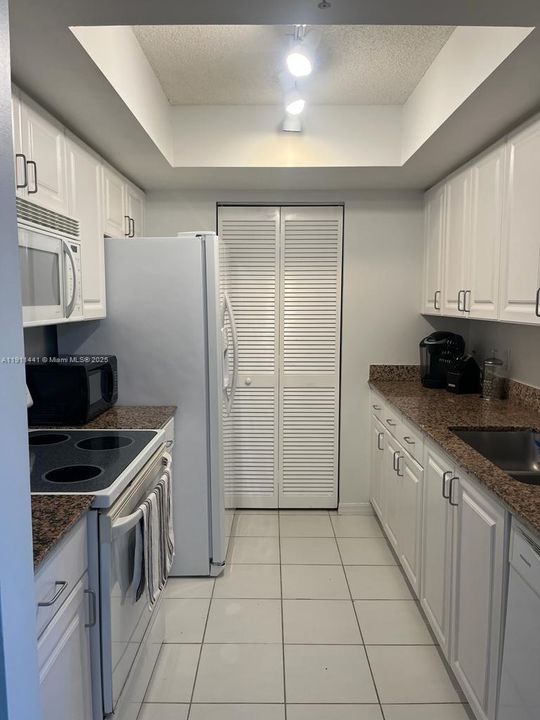 Active With Contract: $4,200 (1 beds, 1 baths, 740 Square Feet)