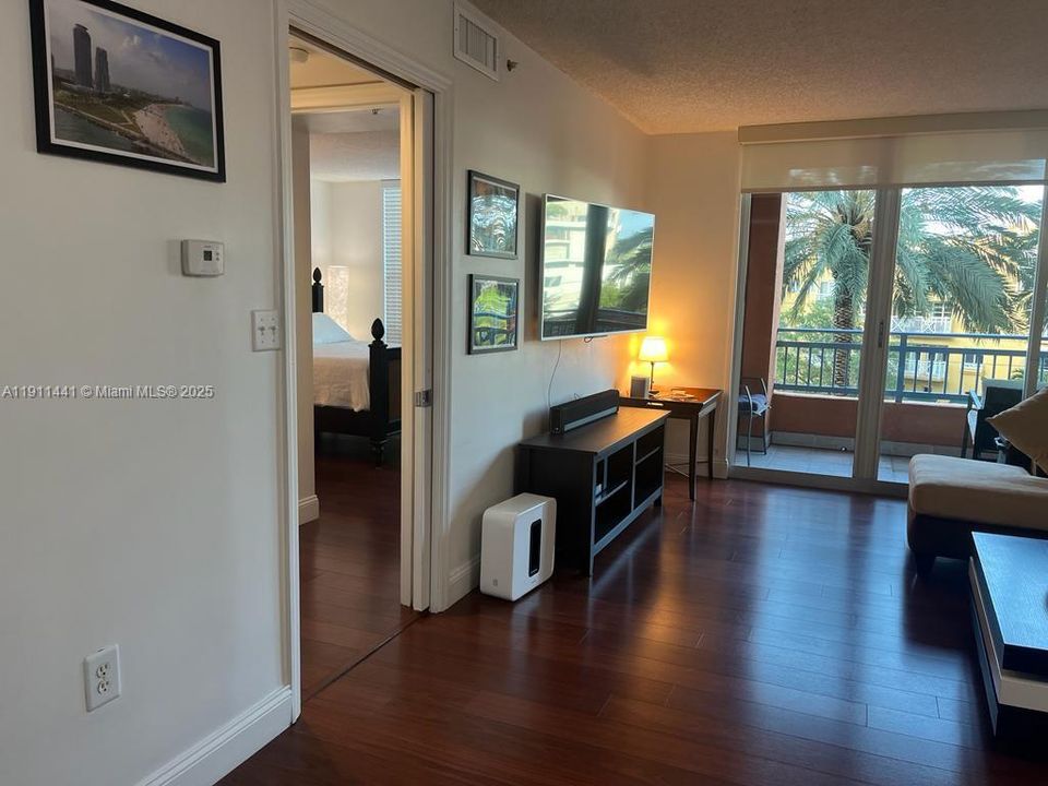 Active With Contract: $4,200 (1 beds, 1 baths, 740 Square Feet)