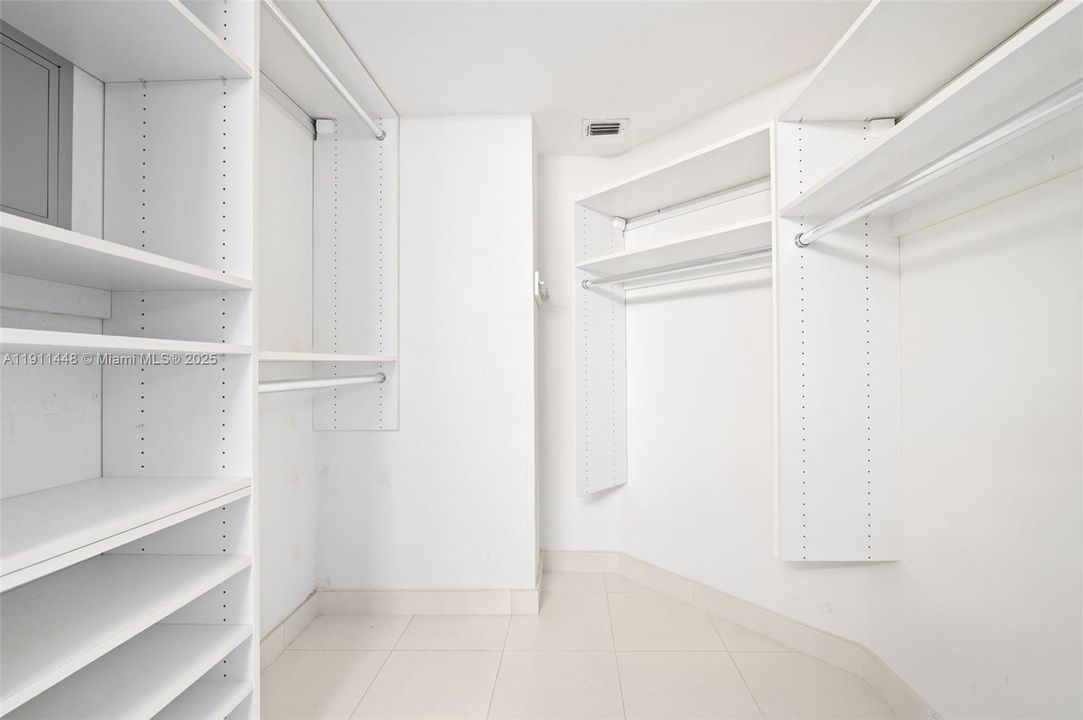 Active With Contract: $400,000 (2 beds, 2 baths, 1353 Square Feet)