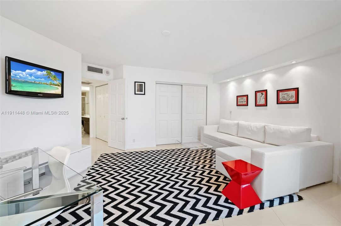 Active With Contract: $400,000 (2 beds, 2 baths, 1353 Square Feet)