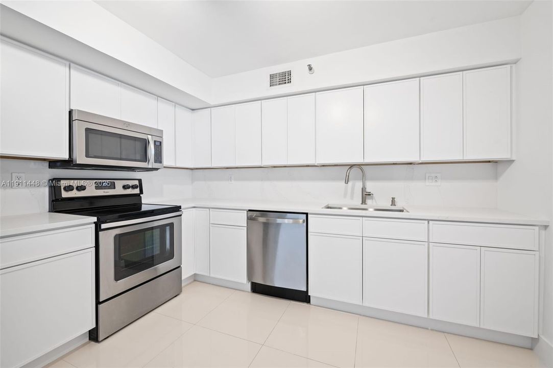 Active With Contract: $400,000 (2 beds, 2 baths, 1353 Square Feet)