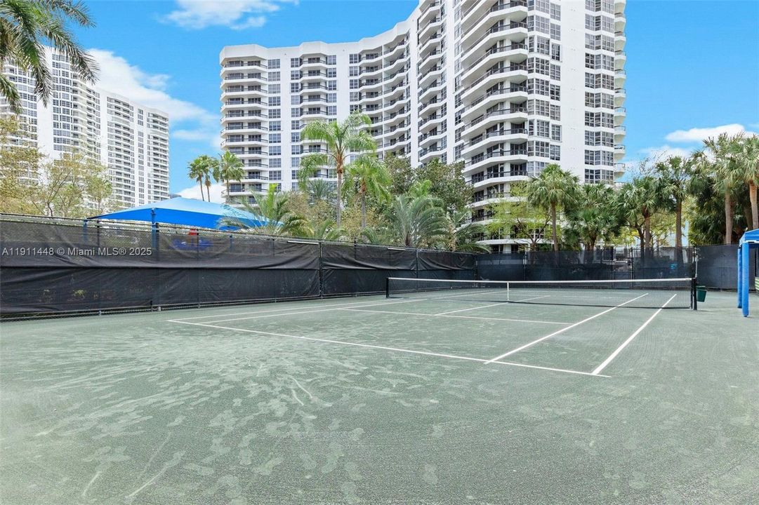 Active With Contract: $400,000 (2 beds, 2 baths, 1353 Square Feet)