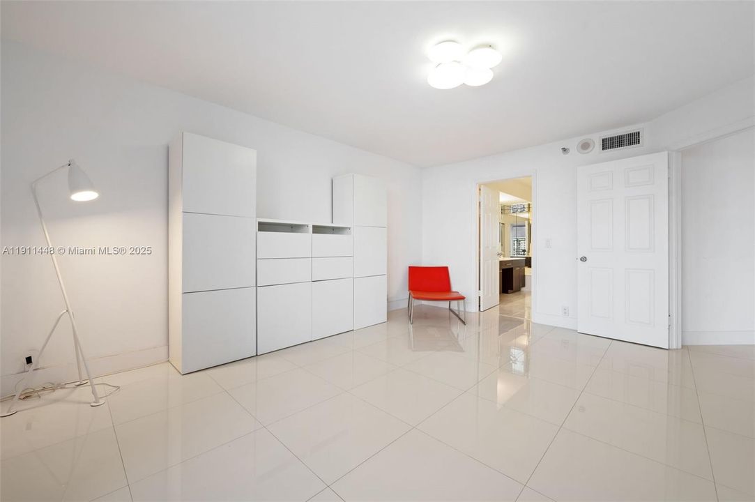 Active With Contract: $400,000 (2 beds, 2 baths, 1353 Square Feet)