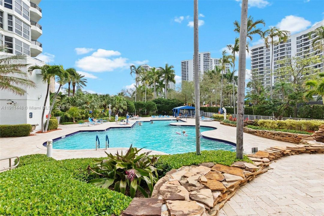 Active With Contract: $400,000 (2 beds, 2 baths, 1353 Square Feet)