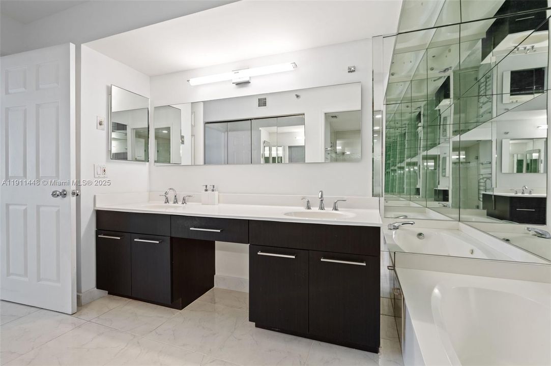 Active With Contract: $400,000 (2 beds, 2 baths, 1353 Square Feet)