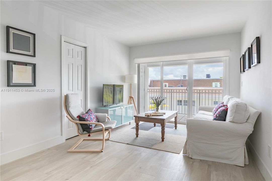 For Rent: $3,800 (2 beds, 1 baths, 886 Square Feet)