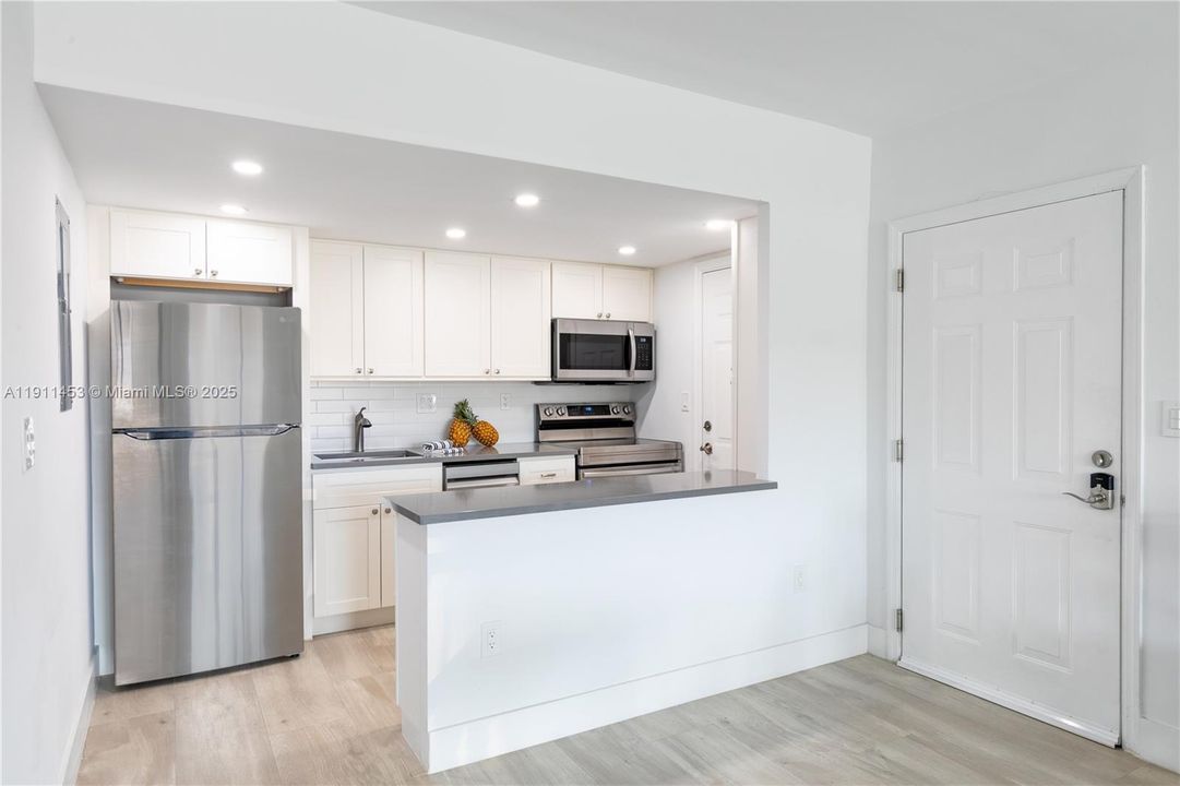 For Rent: $3,800 (2 beds, 1 baths, 886 Square Feet)