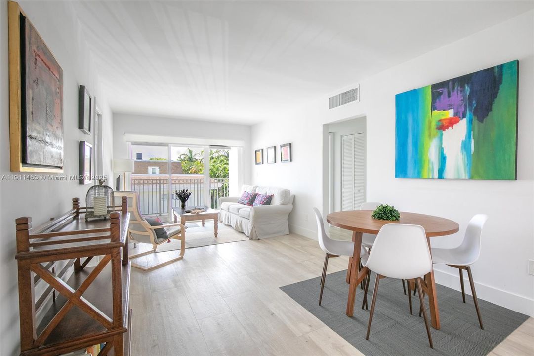 For Rent: $3,800 (2 beds, 1 baths, 886 Square Feet)