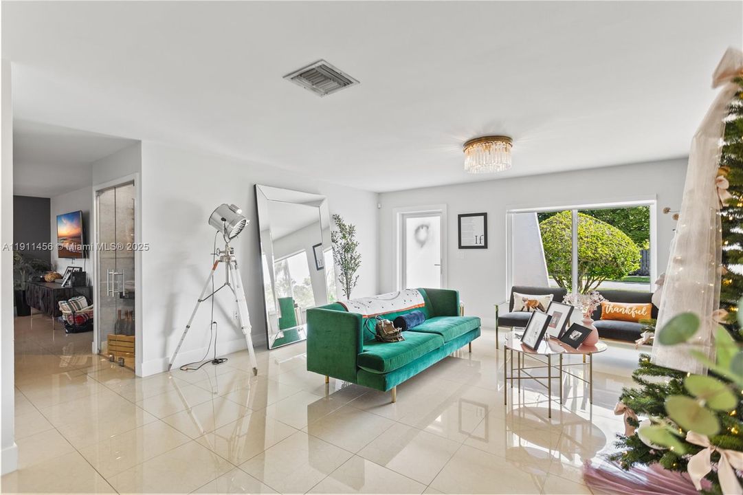 合同活跃: $679,000 (3 贝兹, 2 浴室, 1629 平方英尺)