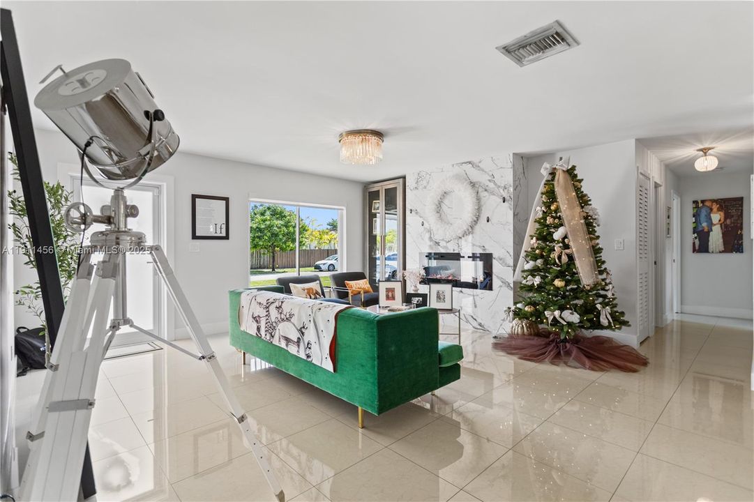 合同活跃: $679,000 (3 贝兹, 2 浴室, 1629 平方英尺)