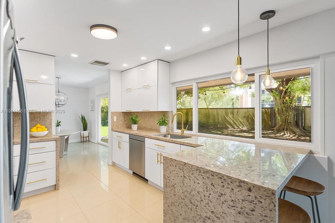 合同活跃: $679,000 (3 贝兹, 2 浴室, 1629 平方英尺)