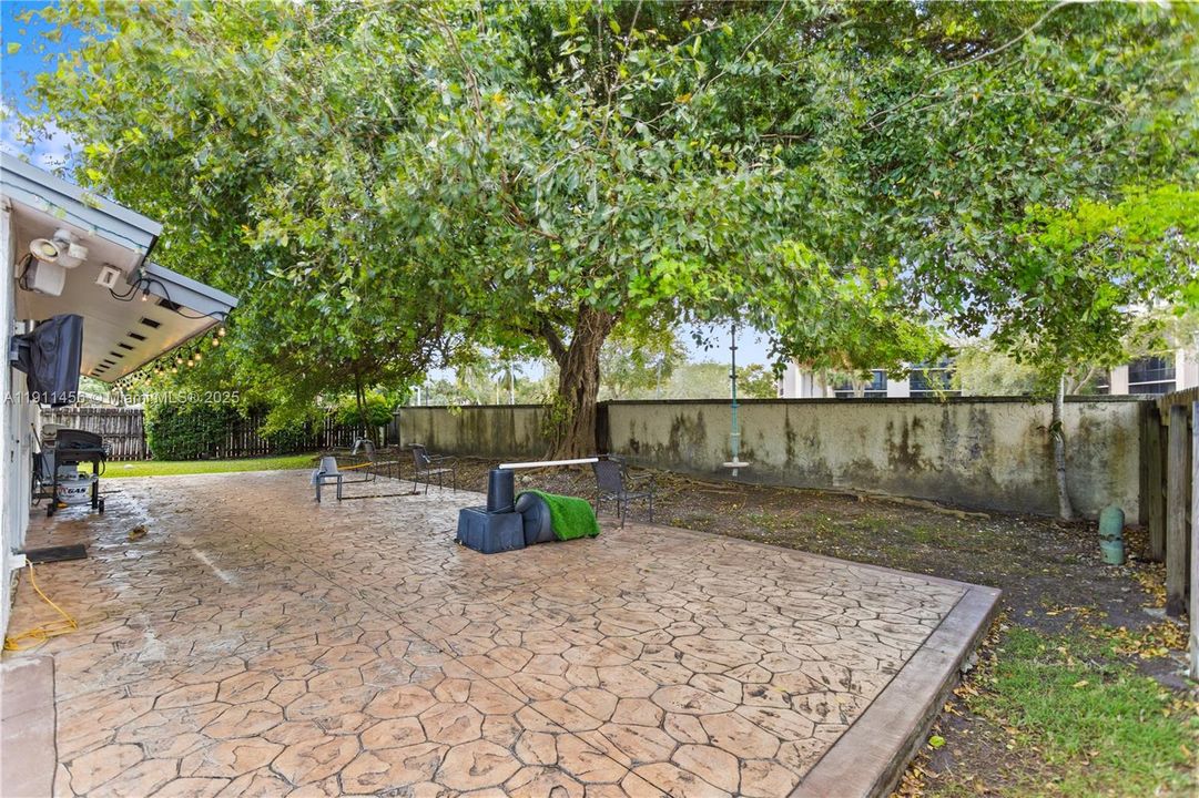 合同活跃: $679,000 (3 贝兹, 2 浴室, 1629 平方英尺)