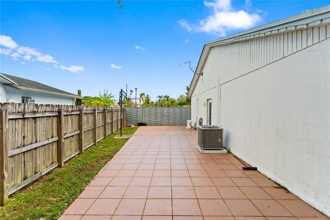 合同活跃: $679,000 (3 贝兹, 2 浴室, 1629 平方英尺)