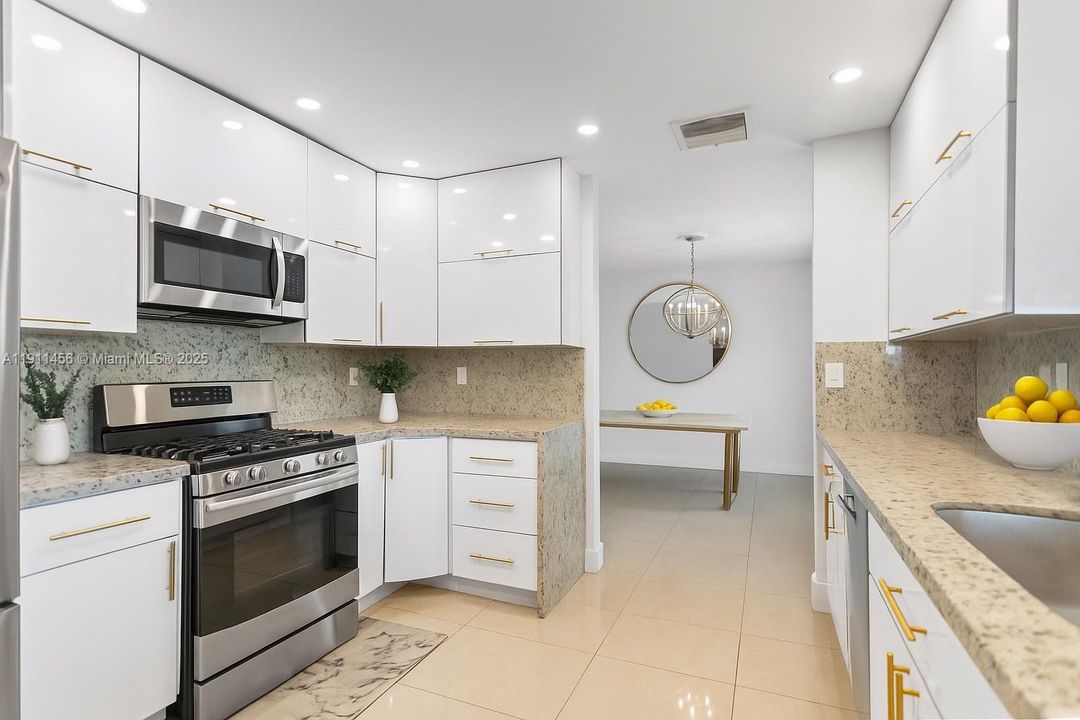 合同活跃: $679,000 (3 贝兹, 2 浴室, 1629 平方英尺)